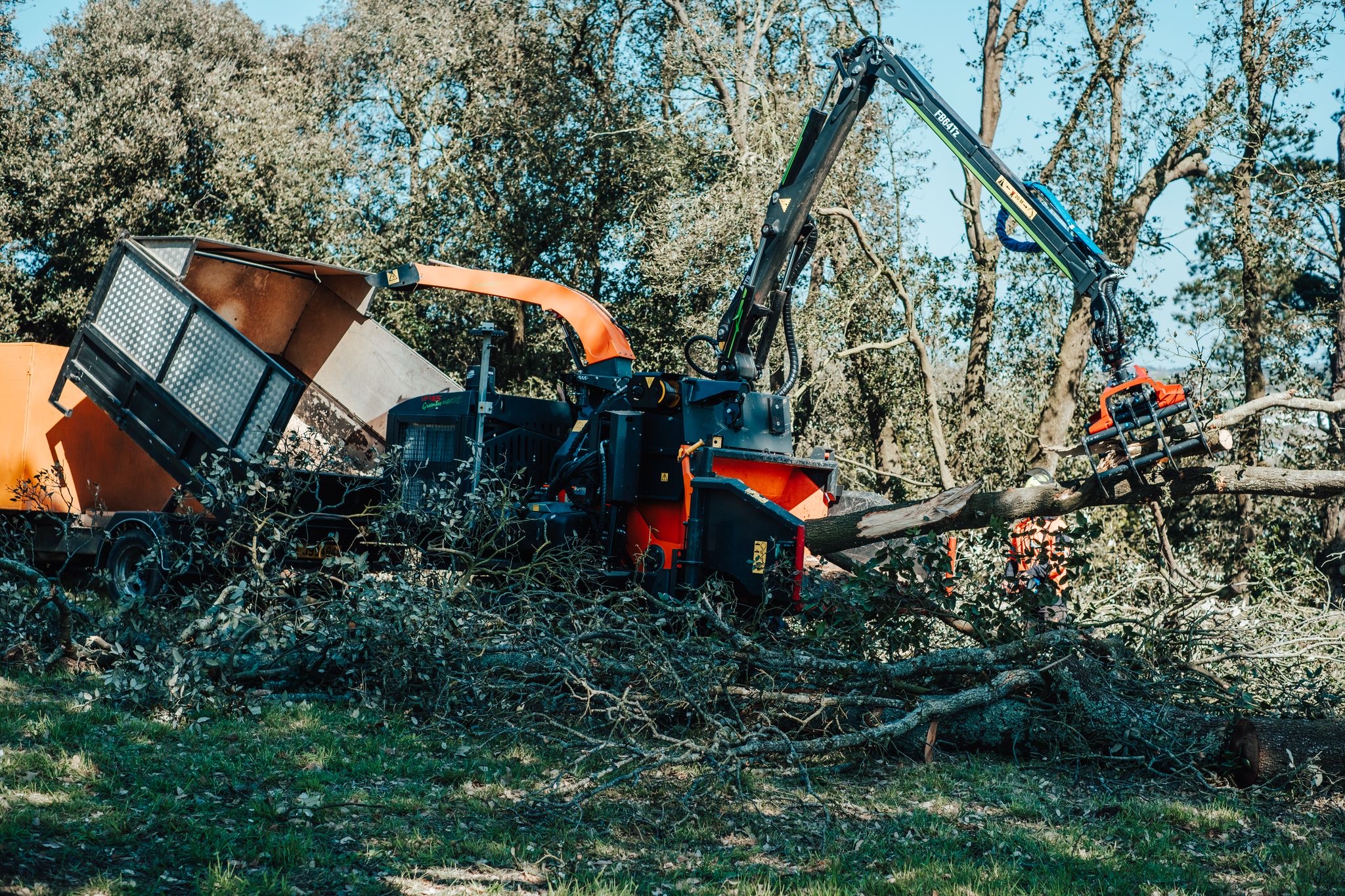 Jaguar tracked 16” chipper with crane